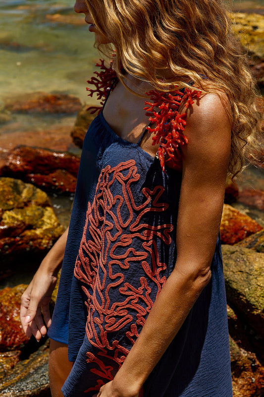 Reposição - Pré-Venda! Vestido Curto Marinho com bordado Vermelho Clássico