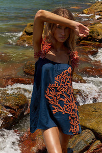 Reposição - Pré-Venda! Vestido Curto Marinho com bordado Vermelho Clássico