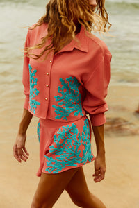Reposição - Pré-Venda! Camisa Coral com bordado Turquesa