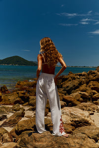 Reposição - Pré-Venda! Calça Flare  Off White com bordado  Vermelho Clássico