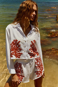 Reposição - Pré-Venda! Camisa Off White com bordado  Vermelho Clássico
