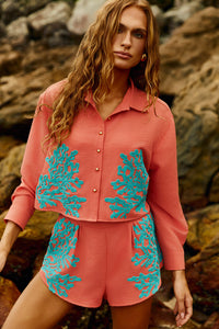 Reposição - Pré-Venda! Camisa Coral com bordado Turquesa