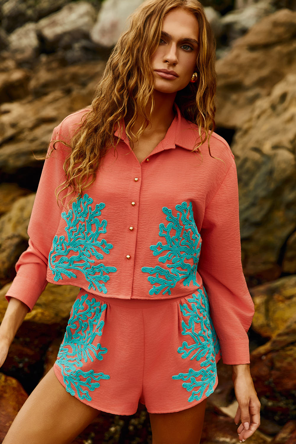Reposição - Pré-Venda! Camisa Coral com bordado Turquesa