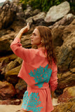 Reposição - Pré-Venda! Camisa Coral com bordado Turquesa