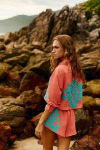Reposição - Pré-Venda! Camisa Coral com bordado Turquesa