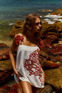 Reposição - Pré-Venda! Vestido Curto Off White com bordado  Vermelho Clássico