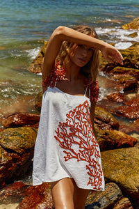 Reposição - Pré-Venda! Vestido Curto Off White com bordado  Vermelho Clássico