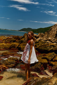 Reposição - Pré-Venda! Vestido Curto Off White com bordado  Vermelho Clássico