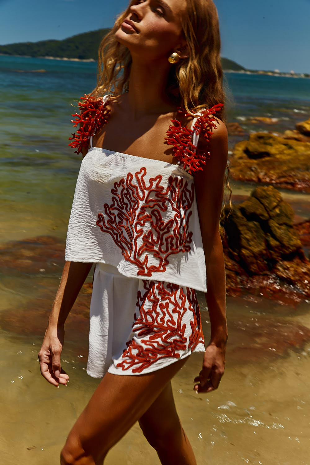Blusa Alcinha Off White com bordado Vermelho Clássico