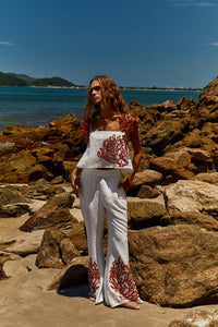 Blusa Alcinha Off White com bordado Vermelho Clássico