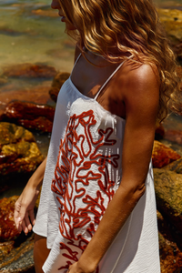Reposição - Pré-Venda! Vestido Curto Off White com bordado  Vermelho Clássico