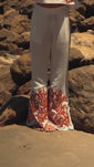 Stories de Reposição - Pré-Venda! Calça Flare  Off White com bordado  Vermelho Clássico