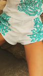 Stories de Shorts Off White com bordado Turquesa