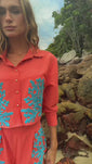 Stories de Reposição - Pré-Venda! Camisa Coral com bordado Turquesa