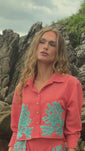 Stories de Reposição - Pré-Venda! Camisa Coral com bordado Turquesa