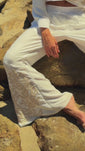 Stories de Reposição - Pré-Venda! Calça Flare Off White com bordado Bege