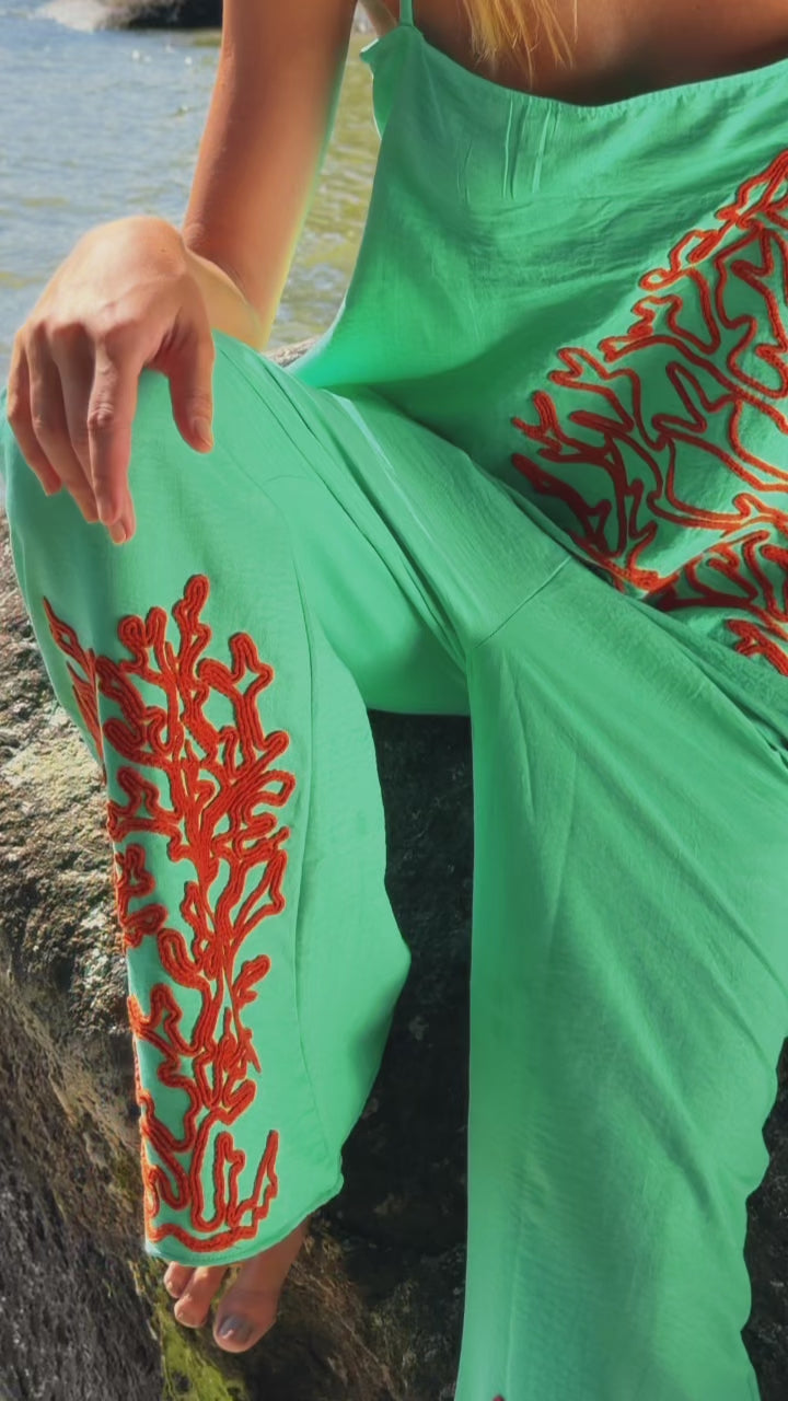 Pré-Venda! Calça Flare Turquesa com bordado Vermelho Clássico