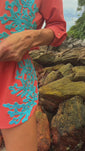 Stories de Shorts Coral com bordado Turquesa