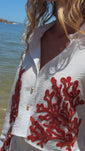 Stories de Reposição - Pré-Venda! Camisa Off White com bordado  Vermelho Clássico