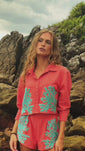 Stories de Reposição - Pré-Venda! Camisa Coral com bordado Turquesa